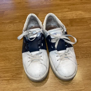 Valentino skor - Säljer dessa anvönda valentino skor skicka meddelande så skickar jag mer bilder privat storlek 41 men passar 42 pris 1800 kan gå ner vid snabbaffär