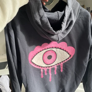 Hoodie med målat tryck  - Mörkt grå hoodie från HM med ett handmålat öga på baksidan (ej jag som målat). Storlek S men passar även mig som bär M 💕🤩