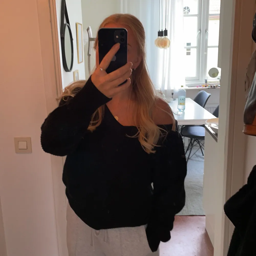 Stickad svart tröja, oversize, jag brukar ha den offshoulder. Storlek L, Gina tricot.. Stickat.