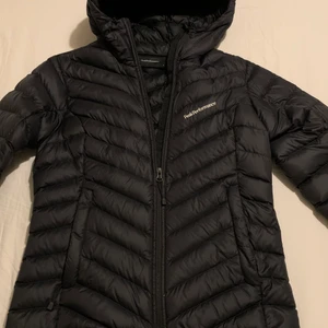 PeakPerfromance  - Först till kvarn. En helt ny peak jacka aldrig änvänds i storlek S. Jackan är varm och skön kan även användas till vintern. Priset kan diskuteras.