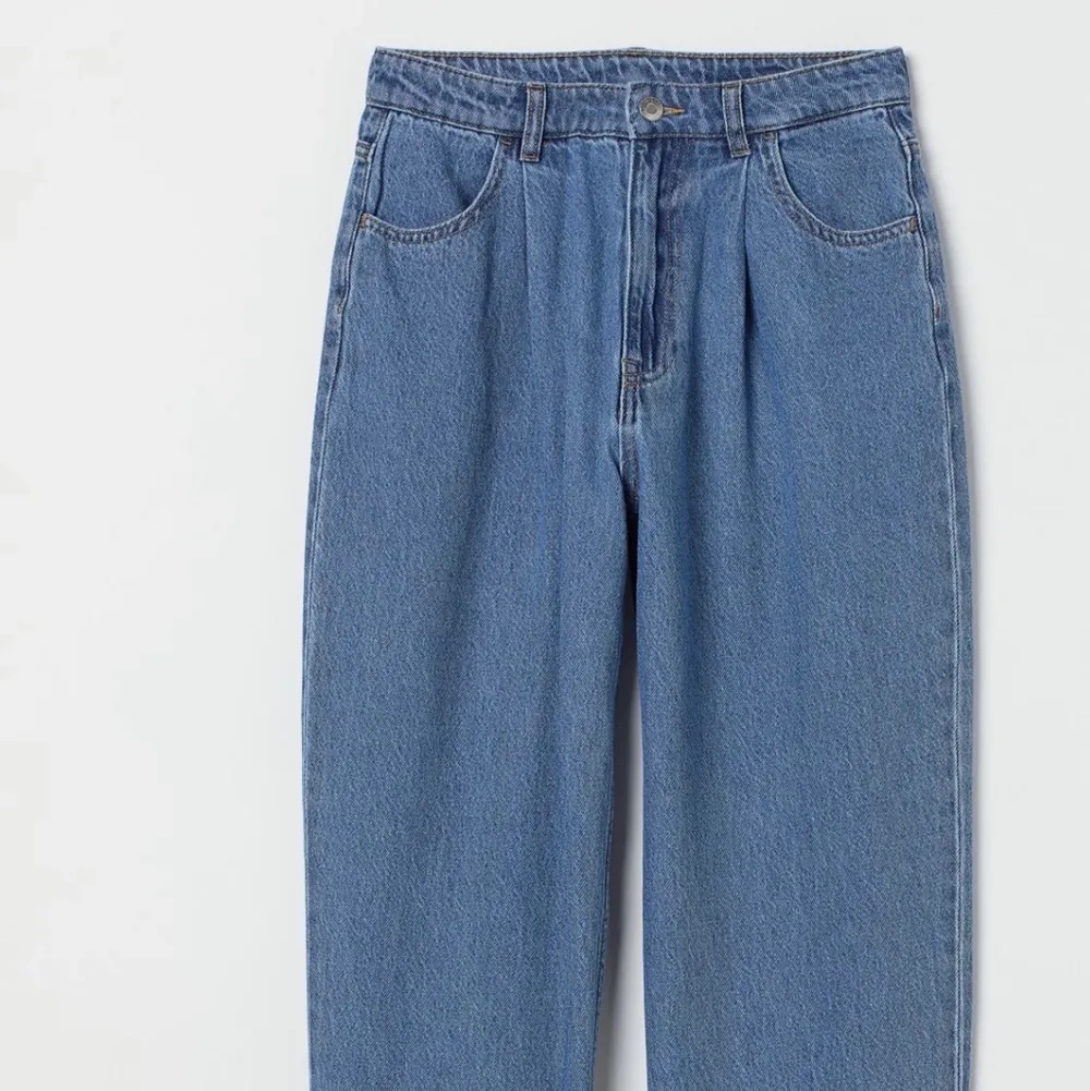 Loose jeans från HM. Använd ett fåtal gånger, men är som nya. . Jeans & Byxor.