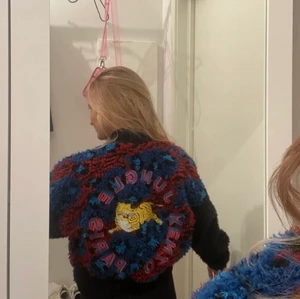 Kenzo x hm jacka  - (Lånade bilder!!) jättefin nästan oanvänd Kenzo x hm jacka. Storlek 34! Skriv privat för fler bilder om intresse finns. Kan mötas i Göteborg eller frakta💕