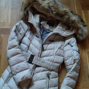 Hollies jacka - Strl 32, säljes billigt då den behöver tvättas och ett hål behöver lagas annars fint skick med en fin päls (äkta) inköpt på Salt Stockholm. Nypris ca 4000:- 