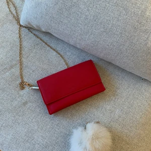 Don Donna väska med en äkta pälsboll  - Don Donna väska med en äkta pälsboll som man kan knipsa på & av. Köpare står för frakt 