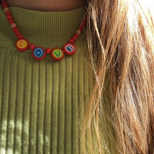 Halsband ”LOVE”  - Färgglatt halsband med texten LOVE på. Stretchigt  band så passar de flesta. 
