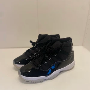 Jordan 11 jubilee 25th anniversary  - Storlek 42,5 och aldrig använda Jordan 11 och använda varsity purple dunks i storlek 43 båda får du för 2500