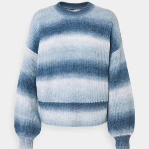 Blå stickad tröja  - Har bara använts 2 gånger, inte min stil därför säljer jag🤍skickar egna bilder (Spårbar frakt)✌🏼