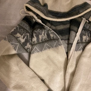 Mysig vintrig hoodie - Hej! Jag säljer en så snygg vintrig stickad hoodie köpt på Jokkmokks marknad förra vintern🦌🦌🦌 ☁️☁️☁️ 