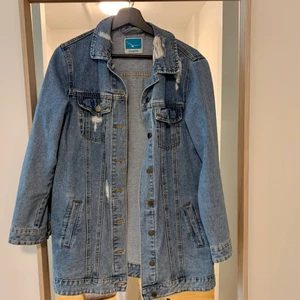 JEANSJACKA LÅNG - Lång jacka med slitningar. Ljusblå. Storlek XS. STOR i storleken. 