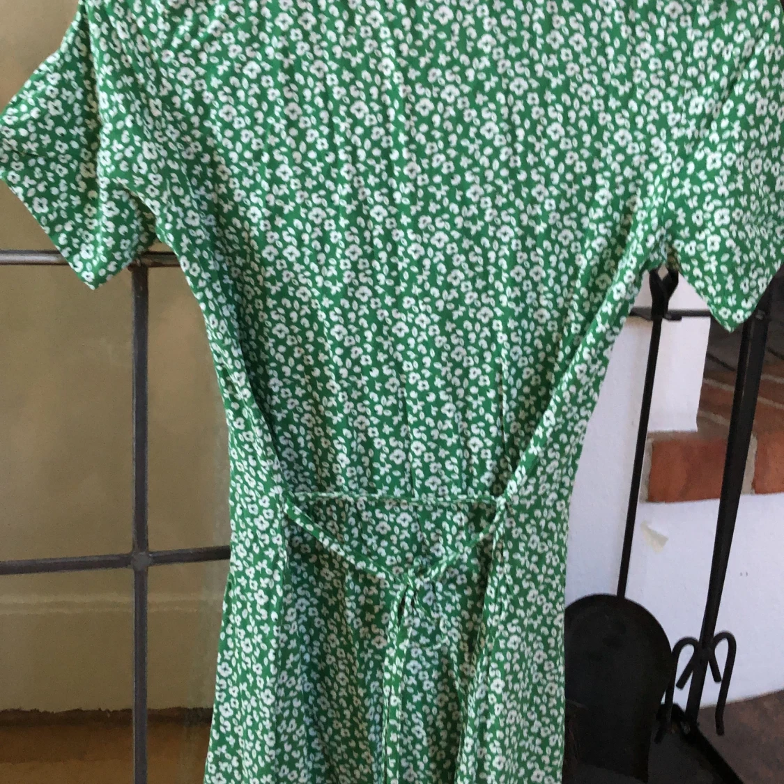 En grön blommig klänning