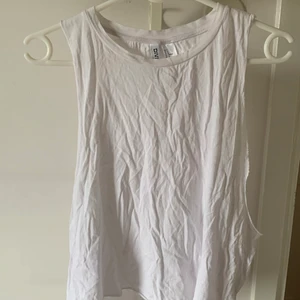 Två vita linnen strl M - Två vita linnen som är helt oanvända, storlek M. Båda för 20kr. Betalning endast med Swish. Jag står inte för frakt eller postens slarv🥰