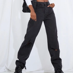 PLT oanvända jeans  - Svara jeans i baggy style, oanvända med lappen kvar. Dom passade tyvärr inte mig men jätte fina annars. Det är bara att skriva om ni vill ha fler bilder!!🥰