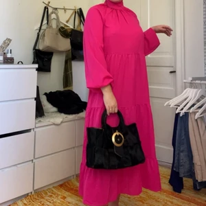 Rosa lång klänning  - En rosa maxi klänning med långa puffiga armar, helt oanvänd, prislapp fortfarande kvar. Sjukt snygg och en väldigt fin färg! 