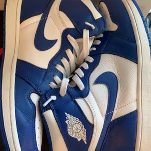 Jordan 1 High Storm Blue - Använda cirka 10 gånger, köpta i mars 2021, de var DS då. Köpta för runt 5500kr, säljer nu för omkring 3000. Är öppen för alla trades och bud.