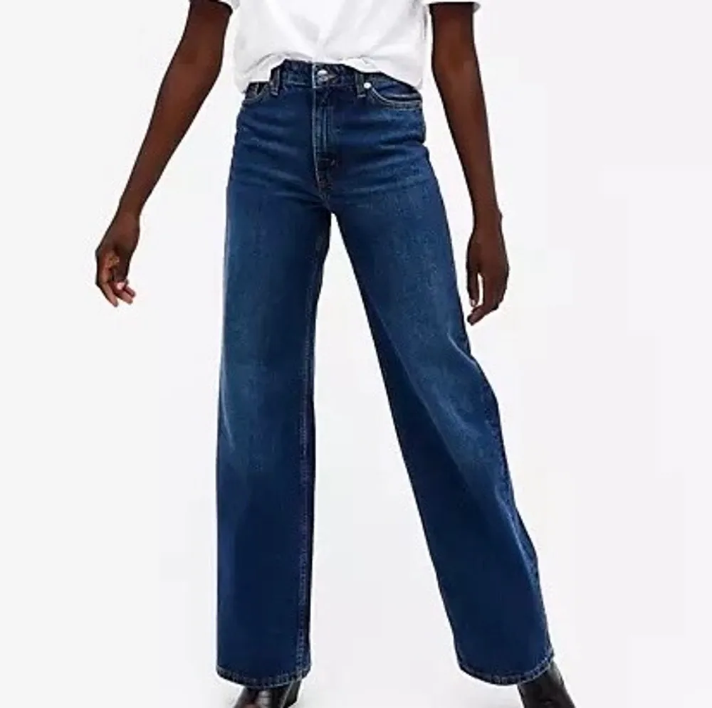Säljer dessa super snygga jeansen från monki i strl 24 i modellen yoko perfekta nu till hösten/vintern. Säljer för att dem helt enkelt inte kommer till någon användning längre. Kontakta gärna mig privat vid frågor eller intresse!💗 (bilden är lånad från monkis hemsida). Jeans & Byxor.