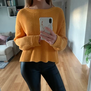 Stickad tröja - Senapsgul, stickad tröja från Bik Bok i stl S, perfekt tröja att ha nu i höst🍁💕  Köparen står för frakt