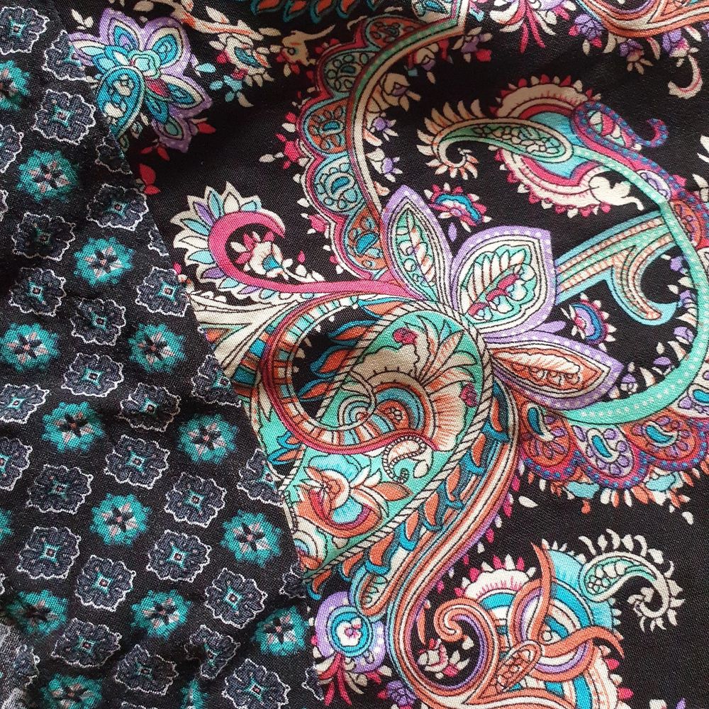 Klänning i storlek 36, Paisley mönster med avgränsad midja. Klänningen går strax över knäna på mig som är ca 169 cm lång🥰 kan skickas!. Klänningar.