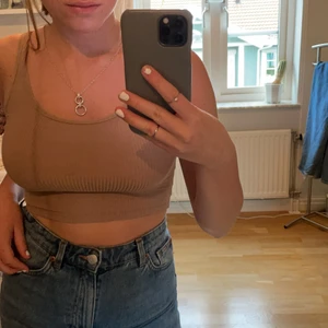 Beigt linne från Stradivarius - Skönt mjukt linne som formas bra. Använt ett fåtal gånger och är i nyskick! ✨✨Säljer då de inte kommer till användning längre