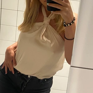 Topp - Sötaste toppen i världens finaste champagne färg (silkes material som glänser lite) 🥺 helt slutsåld!! Storlek S. 💖