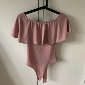 Offshoulder body - Rosa offshoulder body från Nelly i stl S💕 Nästintill aldrig använd, köparen står för frakt 