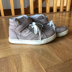 Beigeskor i stl 31 - Beigeskor i stl 31. Nästan helt oanvända, använda kanske 3-4 gånger. 