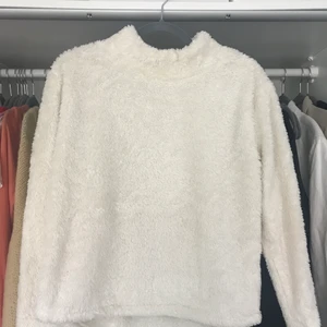 Mysig vit tröja - Mysig vit tröja från Bikbok i storlek S