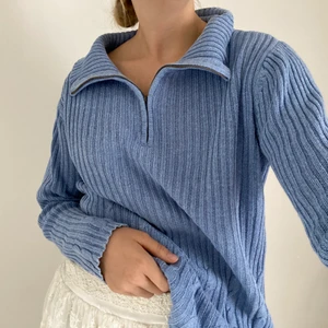 Blå stickad tröja - Jättefin ljusblå stickad tröja! Jättefint skick💕 Om flera är intresserade blir det budgivning i kommentarerna!