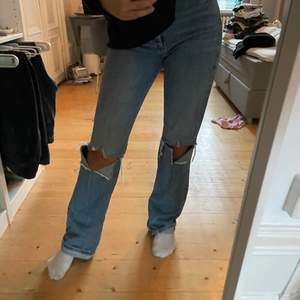 Så fina jeans från zara, sitter superbra. Hålen är gjorda själv. Storlek 36. Knappt använda därför jag säljer dem. 