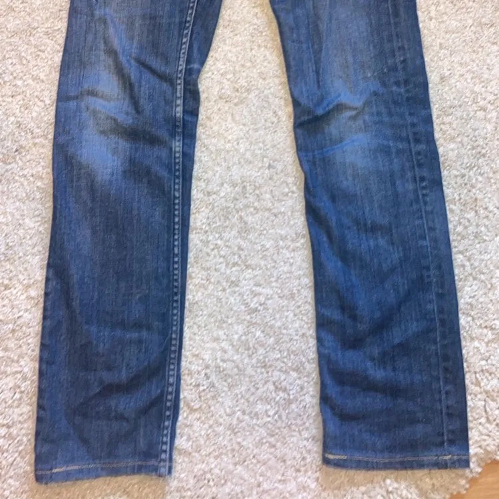 Säljer mina lågmidjade acne jeans, köpta second hand😊de är i jättefint skick och jag har endast använt dom fåtal gånger! Mörkblåa i färgen och jättefin passform! Jag är ca 1,60 cm lång. Jeans & Byxor.