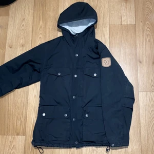 Fjällräven jacka - Jättevarm och fin jacka, inga defekter, greenland jacket w, nypris 2899, mitt pris 1300kr eller bud. storlek xs men passar s