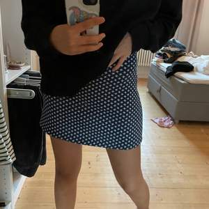 Så skön och fin kjol köpt från zara i storlek S. Superfin färgkombination och funkar till båda hösten och sommaren. Kommer inte till användning därför säljer jag den. 