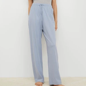 Pyjamasbyxa - Världens skönaste byxor från hm😍 säljer för att det är fel stolek så ska köpa nya. Frakten ingår