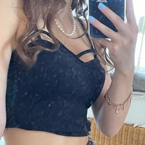 nytt svart linne - svart linne från bershka i strl M (passar även XS/S), helt oanvänd med lappen kvar ❤️