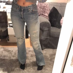 Lågmidjade levis 501 - Jätte fina ljusblå jeans i rak/bootcut modell med slitningar från Levis, låga i midjan💕 köpte second hand från en bloppis men var för små tyvärr så har ej använt dom själv, dom är i bra skick.