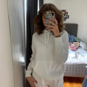 Vit hoodie - Vit hoodie från new yorker. Storlek S, passar också XS-M. Välanvänd men inga fläckar, hål m.m. Köparen står för frakt.