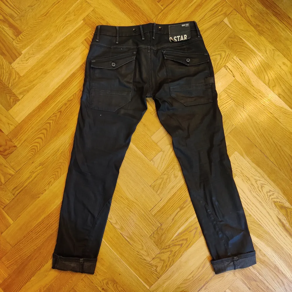 Min mammas gamla äkta G-Star Raw jeans. Storlek W31 L32. Min mamma har dock haft de uppvikta som du kan se på bilden. Benlängd med uppvik: ca 75cm. Kan inte visa hur de ser ut på pga de är alldeles för små för mig. Rak modell, troligtvis low waist-normal waist. Frakt ingår i priset.. Jeans & Byxor.