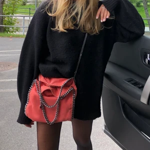 Stella McCartney väska  - Gör en ny annons för min persisko färgade Stella McCartney väska pga oseriöst bud. Väskan är äkta och i fint skick. Kan mötas upp i Stockholm eller frakta spårbart för 66kr. Köp direkt för 2700kr eller buda till mig privat från 2500kr. 