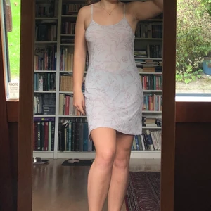 Klänning - Tunt material, glittrigt mönster. Fint skick. Köpt på plick. Frakt tillkommer.