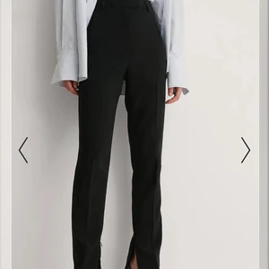 Svarta kostymbyxor - Svarta kostymbyxor men slits från nakd i storlek 36. Använd ett fåtal gånger så dom är som nya! Mina bilder skickas vid intresse. Nypris 399 mitt pris 200kr+frakt
