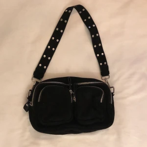CONNIE BAG  - Svart väska med silverdetaljer i bra kvalité. Den köptes på Gina för 350 kr och passar till allt! 🖤 Köpare står för frakt. Buda i kommentarerna 