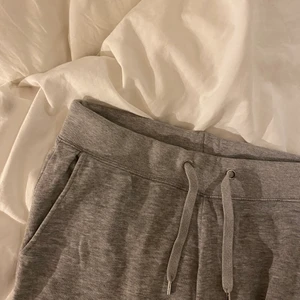 Gråa mjukisbyxor storlek S - Gråa mjukisbyxor från Cubus, säljer pga av att dom är förkorta för mig. Storlek S. Organic Cotton🤍 Köparen står för frakten🤍🤍
