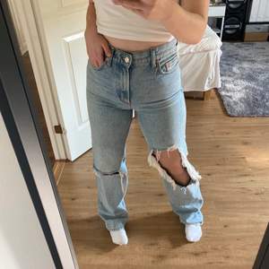Helt nya straight slitna jeans från Mango✨ Pris: 200+79 frakt, hör av dig om du är intresserad💗
