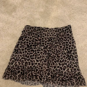 Lindex kjol - Säljer min fina kjol med mönster från Lindex det är stolek 164 men passar mig som har S 🍓🍓