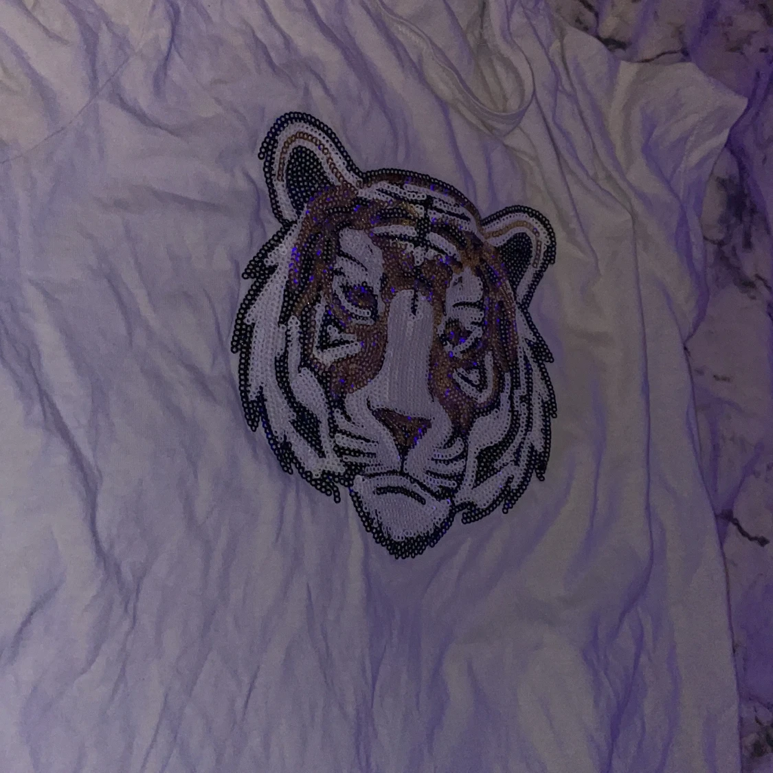 Vit tröja med lejon tryck i glitter - 91