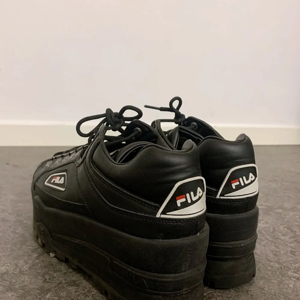 Svarta Fila trailblazer wedge skor i strl 40 med läder på utsidan, små i storlekarna då jag vanligen har 39. Annars bekväma och inte alls tunga som dom kanske ser ut på bilden, bastanta och bra vintersko. Jättebra skick!! . Skor.