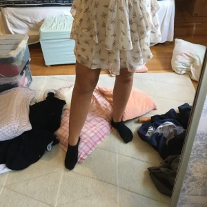 Kjol Gina Tricot - Supergullig kjol från Gina Tricot använd 2 gånger. Säljer då det inte är min stil riktigt. Storlek 34. 