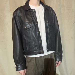 Svart läderjacka - Svart läderjacka. Croppad fit. Super tjock och tung. Otrolig kvalité. 