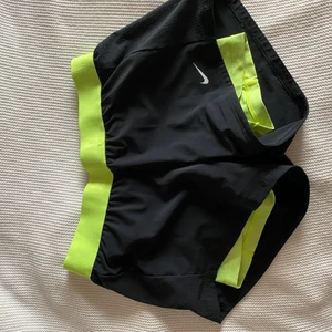 Nike shorts  - Nike short med två lager. S men strechiga så passar andra i mindre o större storlek. Använda fåtal gånger då dem inte passa mig. 