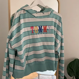 Tommy hilfiger hoodie - Superfin Hoodie från Tommy Hilfiger! Den är i superbra skick inget skadad. Nypris 900kr