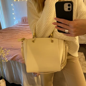 Väska - Super fin väska från Lindex. Långa bandet går att justera. Aldrig använd! 💕